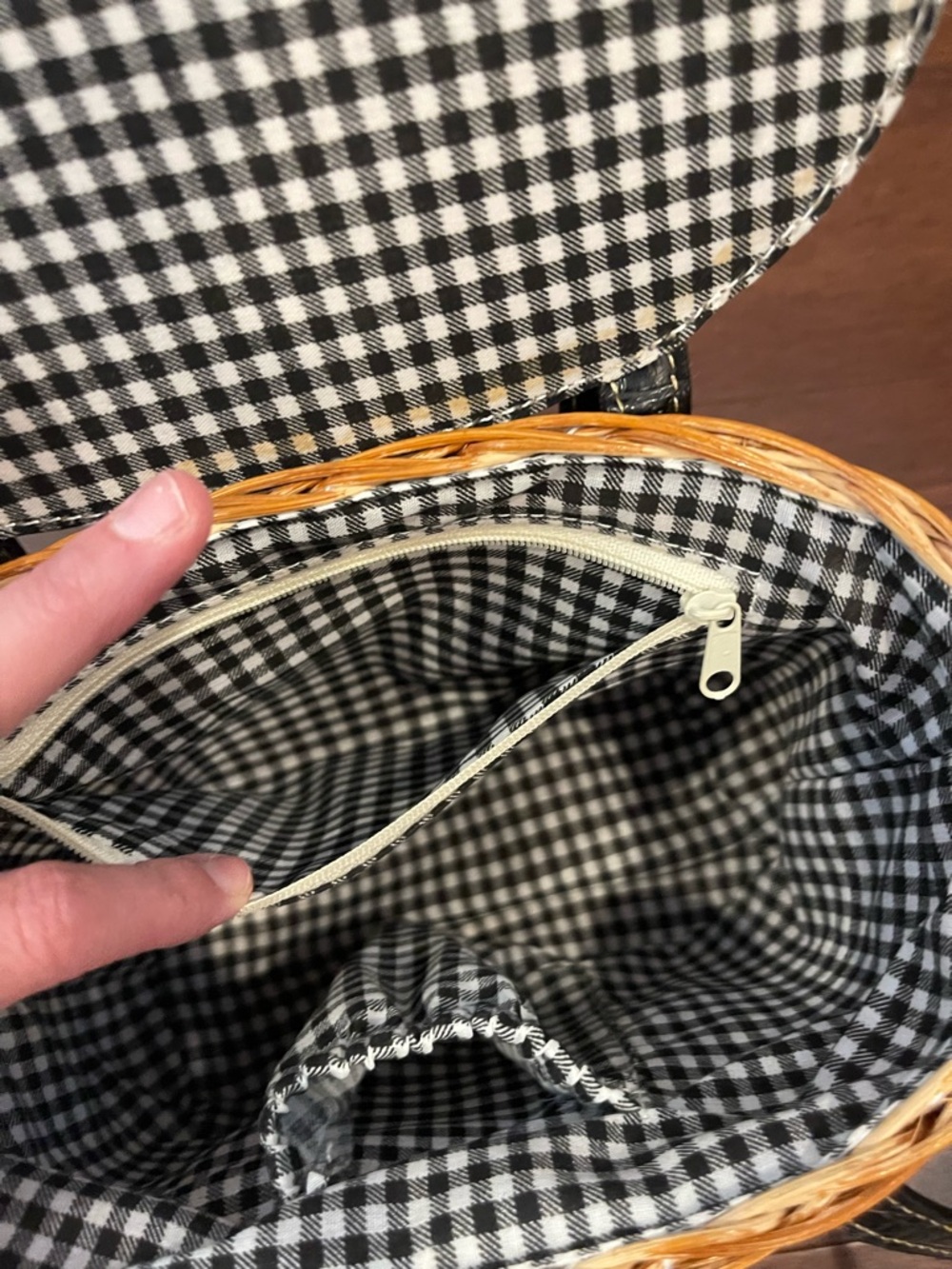 picnic style woven bag - Picture 5 of 7